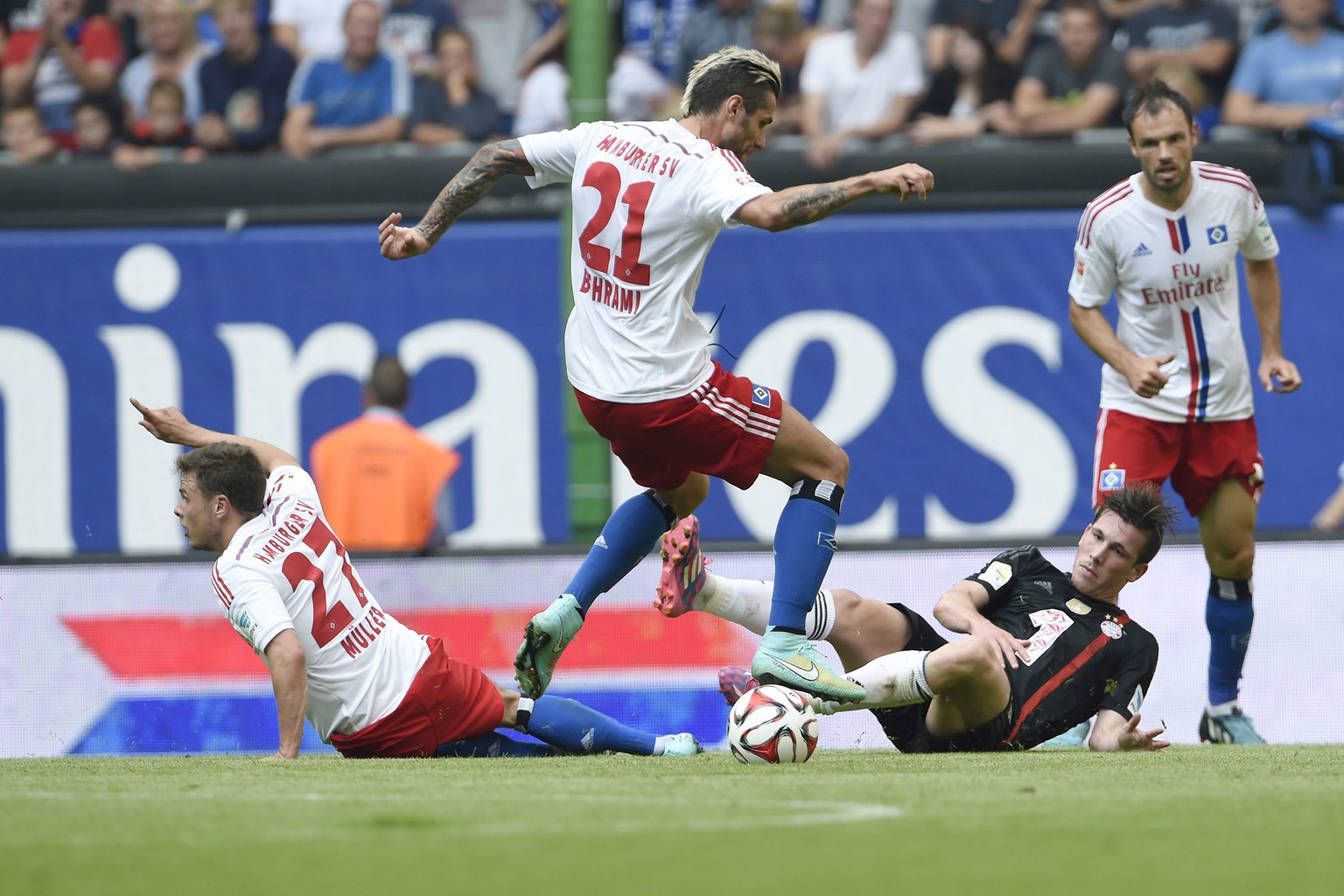 Die HSV-Spieler um Valon Behrami riegeln ihr Tor erfolgreich ab.