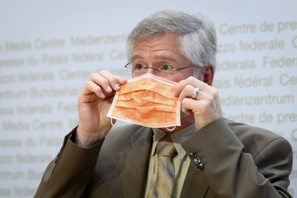 Rudolf Hauri, Praesident der Vereinigung der Kantonsaerztinnen und Kantonsaerzte, setzt einem Schutzmaske auf, nach einer Medienkonferenz des Bundesrates zur aktuellen Lage im Zusammenhang mit dem Cor ...