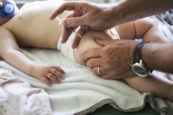 Vaccination of an infant by a paediatrician at the Lindenpark Children's Centre in Baar, Switzerland, photographed on July 26, 2019 in Baar. (KEYSTONE/Christian Beutler)

Impfung eines Saeuglings durc ...