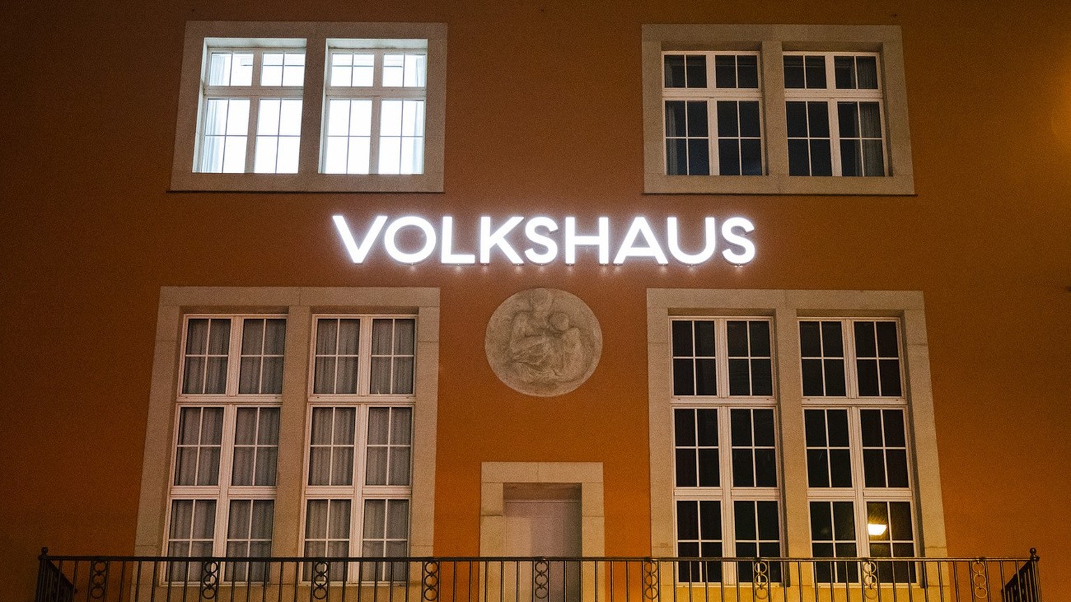 Die Fassade des Volkshaus, am Dienstag, 25. Januar 2022, in Zuerich. Die Staatsanwaltschaft wirft dem ehemaligen Raiffeisenchef Pierin Vincenz und dessen Geschaeftskollegen Beat Stocker Betrug sowie w ...