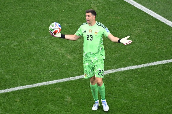 Argentina goalkeeper Emiliano Martinez reacts during the World Cup Group J soccer match between Argentina and Austria in Arlington, Texas, near Dallas, Monday, June 22, 2026. (AP Photo/Jessica Tobias) ...