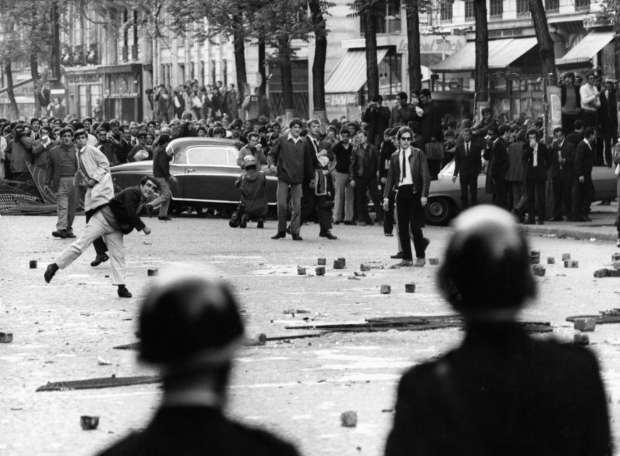 --- ARCHIVE ---- ALS AM 3. MAI 1968 DIE VON STUDENTEN BESETZTE FAKULTAET AN DER UNIVERSITAET SORBONNE DURCH DIE POLIZEI MIT GEWALT GERAEUMT WIRD, VERLAGERN SICH DIE PROTESTE AUF DIE STRASSEN VON PARIS ...