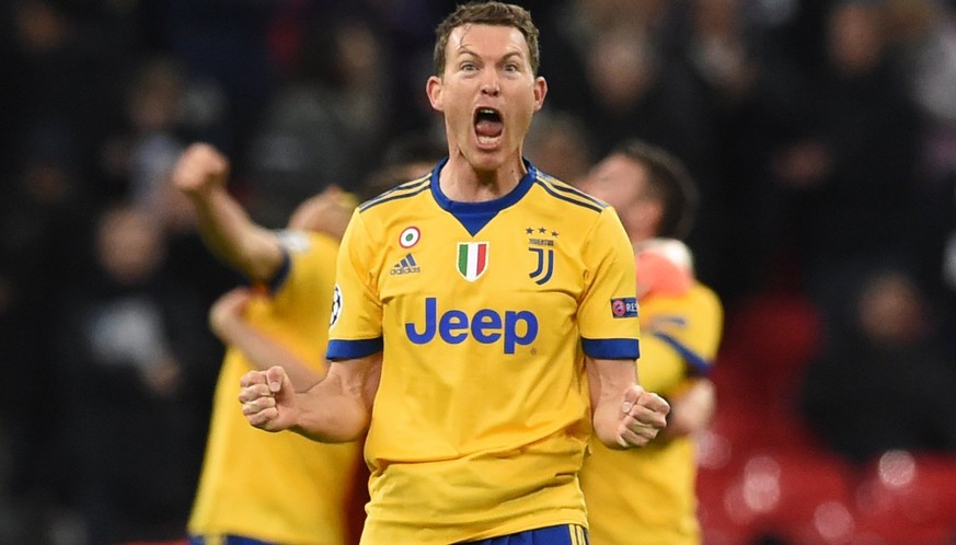 epa06587947 Juventus Stephan Lichtsteiner celebrates after winning their game 2-1 during the UEFA Champions League game between Tottenham Hotspur and Juventus in Wembley stadium in London, Britain, 07 ...