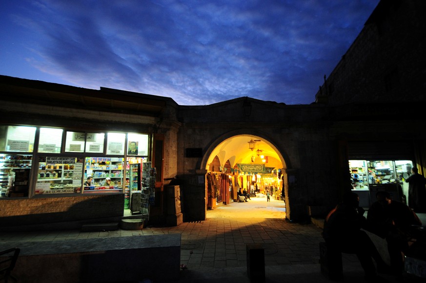 A general view shows the entrance to al-Zarab souk in the Old city of Aleppo, Syria November 24, 2008. REUTERS/Omar Sanadiki SEARCH "ALEPPO HERITAGE" FOR THIS STORY. SEARCH "WIDER IMAGE ...