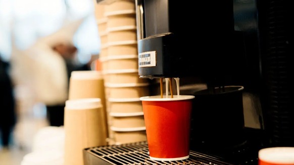 Viele Pendlerinnen und Pendler kommen ohne ihn am Morgen nicht in die Gänge: der Take-away-Kaffee im Karton-Becher.