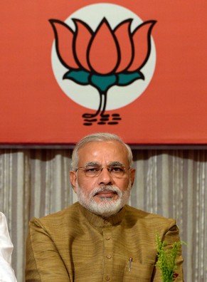 Narendra Modi, Kandidat als Premierminister, mit der Lotusblüte, dem Symbol seiner Partei BJP.
