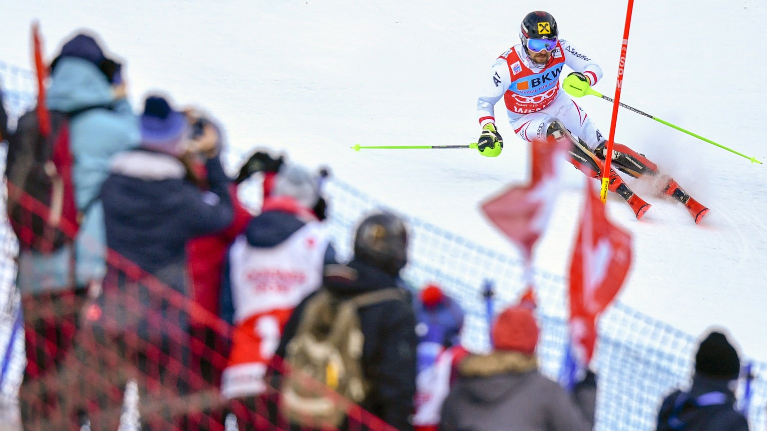 epa06437426 Marcel Hirscher of Austria in action during the first run of the men&#039;s slalom race at the Alpine Skiing FIS Ski World Cup in Wengen, Switzerland, 14 January 2018. EPA/ANTHONY ANEX