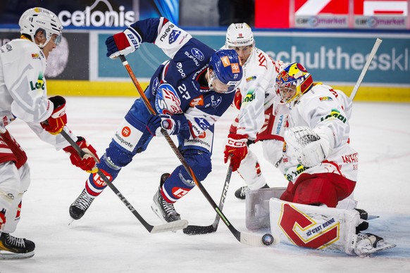 ZSC Lions Stuermer Derek Grant gegen EHC Biel Verteidiger Yanick Stampfli und Torhueter Harri Saeteri (Sateri) waehrend dem Spiel der Qualifikation der Eishockey-Meisterschaft der National League zwis ...