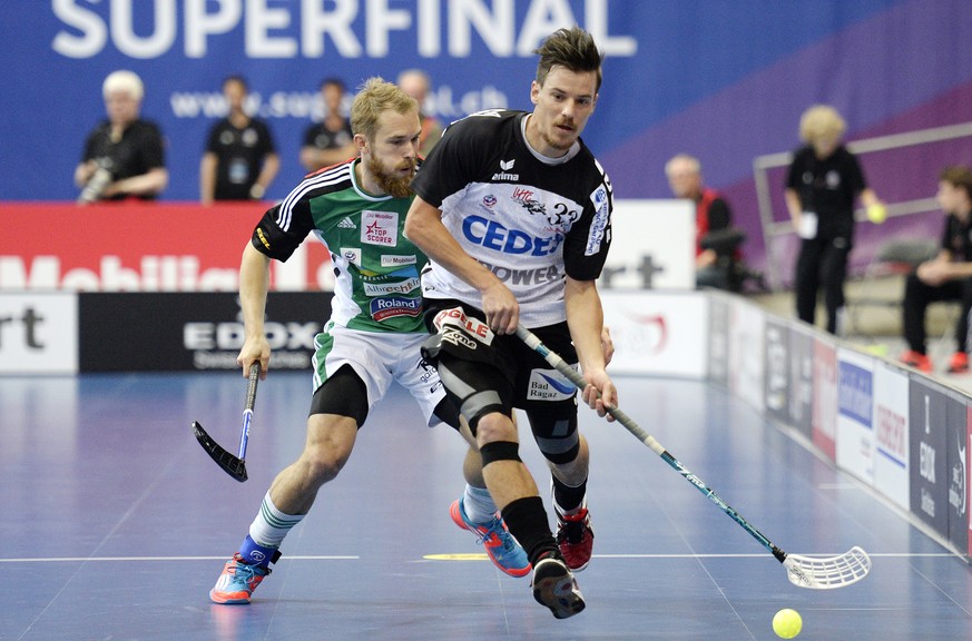 Der Malanser Daniel Klaeger, rechts, und Isaac Rosen, links, von SV Wiler-Ersigen kaempfen um den Ball, im Unihockey Superfinal Spiel UHC Alligator Malans gegen SV Wiler-Ersigen, am Samstag, 18. April ...