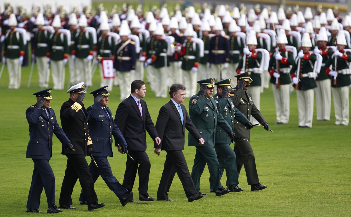 In this Thursday, Feb. 13, 2014, photo, Colombia's armed forces chiefs, from left, Air Force commander Guillermo Leon, Navy Commander Vice Admiral Hernando Wills, Military's Chief of Staff G ...
