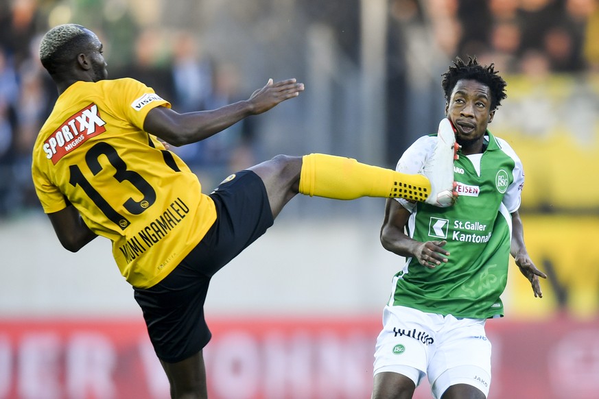 St. Gallens Majeed Ashimeru, rechts, kriegt YBs Nicolas Moumi Ngamaleu Fuss ins Gesicht, beim Fussball Super-League Spiel zwischen dem FC St. Gallen und den BSC Young Boys, am Sonntag, 11. November 20 ...