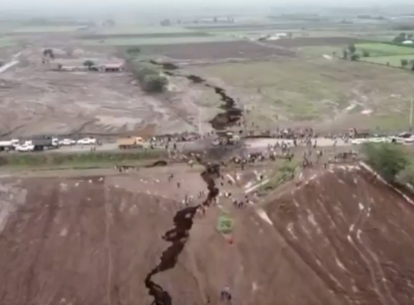 Ein Riss im kenianischen Rift Valley hat einen Abschnitt der Autobahn zwischen Narok und Nairobi beschädigt.