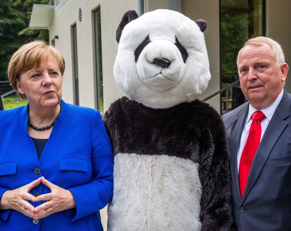Bundeskanzlerin Angela Merkel (CDU) und der Umweltminister von Mecklenburg-Vorpommern, Till Backhaus (SPD), stehen am 06.06.2017 in der Naehe von Sassnitz (Mecklenburg-Vorpommern) auf der Insel Ruegen ...