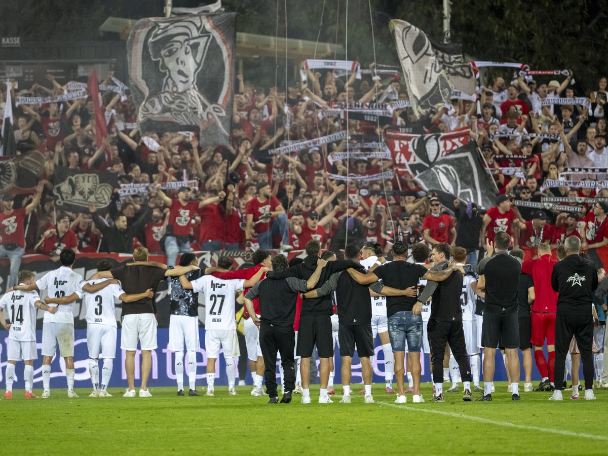 Die Spieler vom FC Aarau feiern zusammen mit den Fans den 1:0 Sieg in der zweiten Runde im Schweizer Cup Fussballspiel zwischen dem FC Aarau und dem BSC Young Boys, am Samstag, 20. September 2025, im  ...