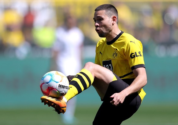 epa10657443 Raphael Guerreiro of Borussia Dortmund controls the ball during the German Bundesliga match between Borussia Dortmund and Mainz 05 in Dortmund, Germany, 27 May 2023. EPA/FRIEDEMANN VOGEL ( ...