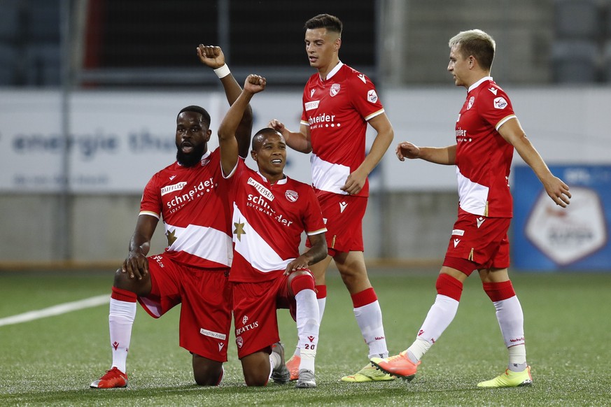 Thuns Ridge Munsy, links, jubelt nach seinem Tor zum 1-0 mit den Teamkollegen Chris Kablan, Kenan Fatkic und Basil Stillhart,von links, im Super League Spiel zwischen dem FC Thun und dem BSC Young Boy ...