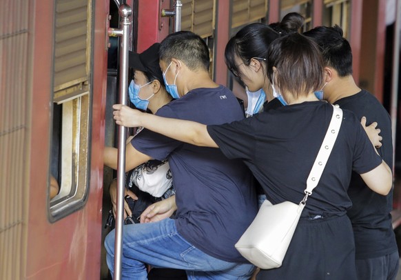 epa08170119 A group of Chinese tourists wear protective masks at the Fort railway station in Colombo, Sri Lanka, 27 January 2020. Sri Lankan health and immigration officials have taken action to scree ...