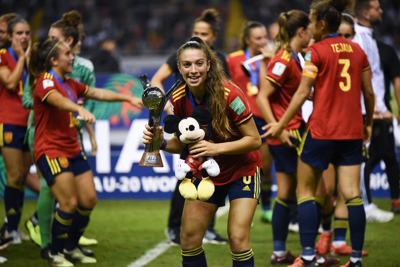 SAN JOSE, Costa Rica: Spain player Silvia LLORIS 8 poses with the champions trophy after the final match played between Spain and Japan for the champions trophy at the FIFA U-20 Womens World Cup Costa ...