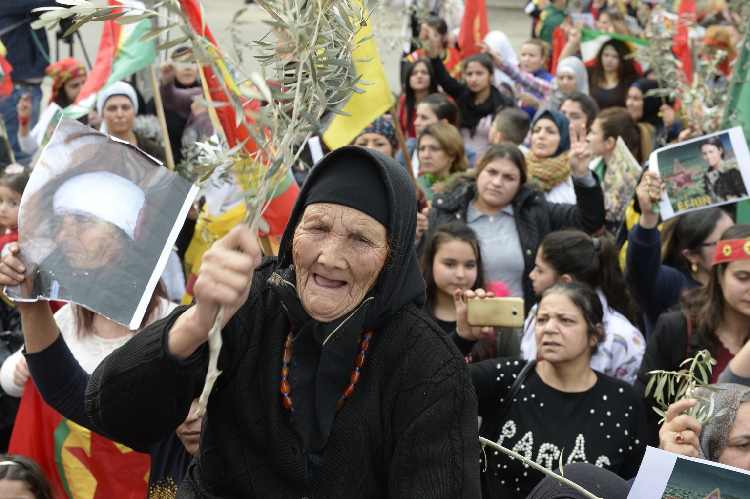 epa06498123 Kurdish protesters carry national flags, olive branches, and placards as they shout slogans during a protest against what they call the &#039;Turkish aggression&#039; in northern Syria, ne ...