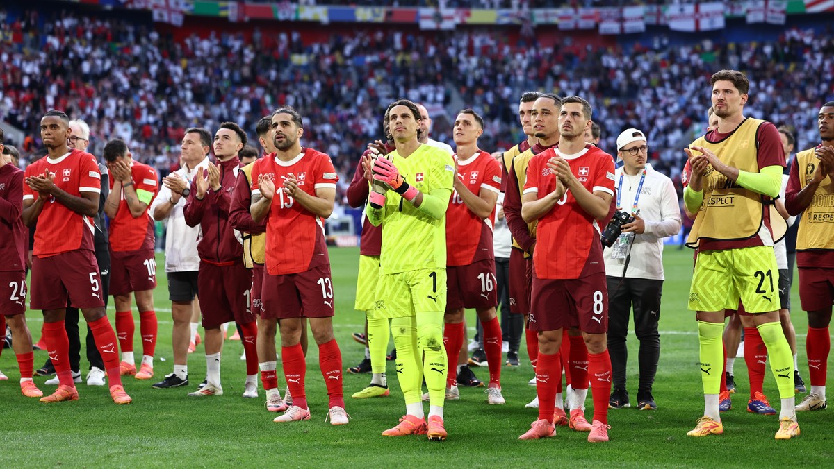epa11463407 Players of Switzerland greet their supporters after losing the UEFA EURO 2024 quarter-finals soccer match between England and Switzerland, in Dusseldorf, Germany, 06 July 2024. EPA/ANNA SZ ...