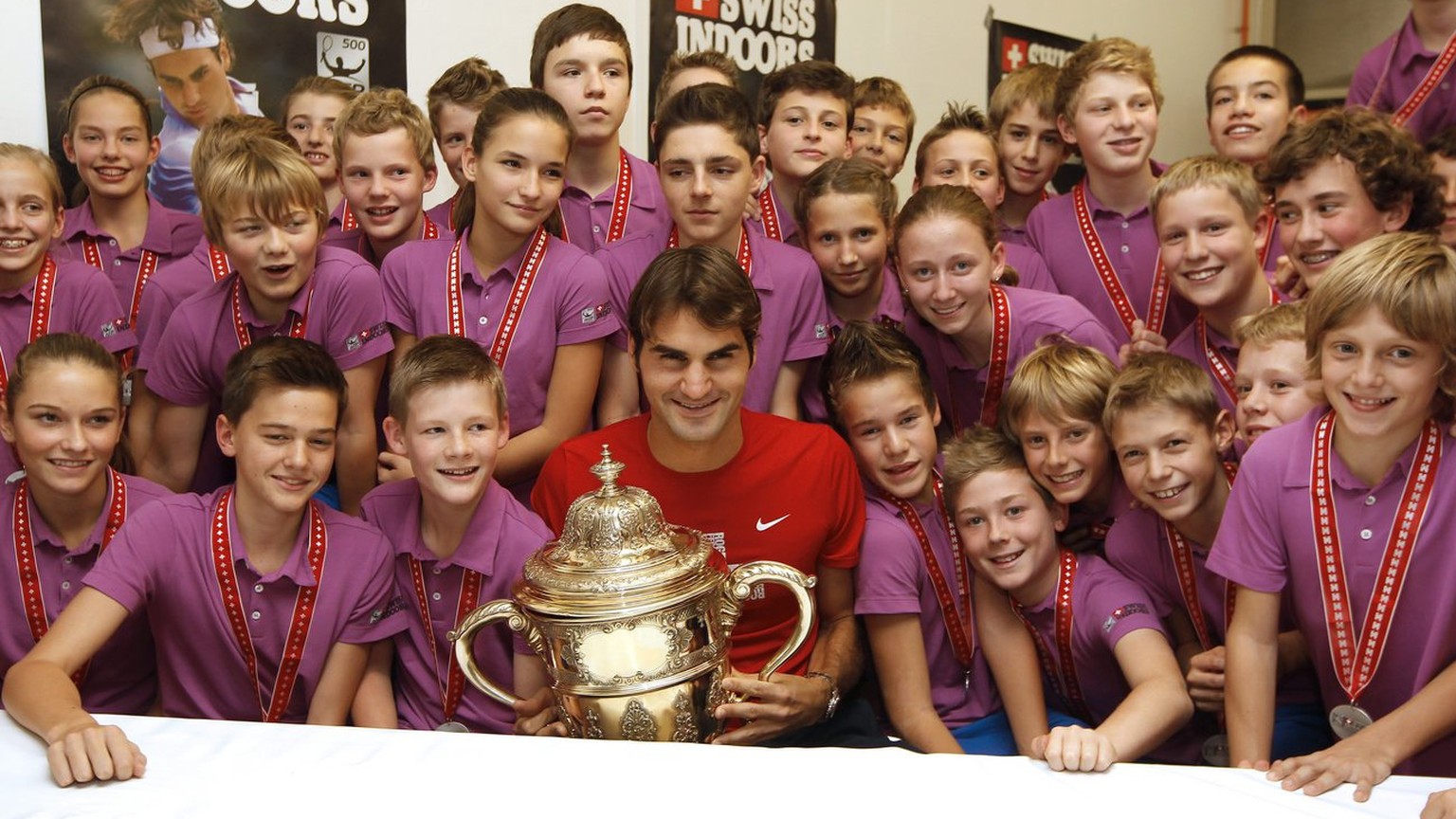 Sieger Roger Federer nach dem Final mit den Ballmaedchen und Balljungen beim gemeinsamen Pizza essen bei den Swiss Indoors 2011 in der St. Jakobhalle in Basel am Sonntag, 6. November 2011...(PHOTOPRES ...