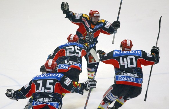 Der Schuetze des Siegestors Marc Weber, oben Mitte, jubelt mit seinen Teammates Yves Sarault, Rolf Ziegler und Vjeran Ivankovic, unten von links, am Schluss des entscheidenden NLA Eishockey Playoff Fi ...