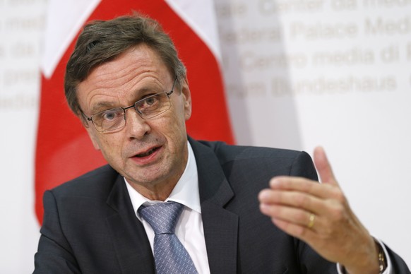 Der Berner Regierungsrat Hans-Juerg Kaeser spricht waehrend einer Medienkonferenz am Mittwoch, 21. Oktober 2015 in Bern. (KEYSTONE/Peter Klaunzer)