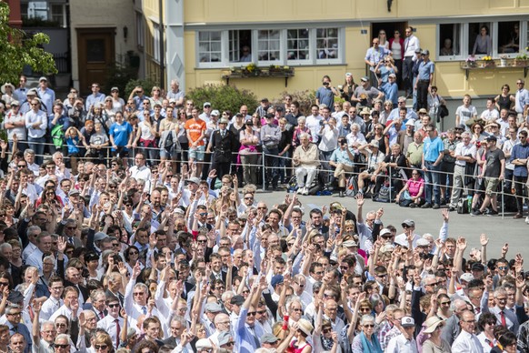 Stimmende, vorne, Zuschauer, hinten, an der Appenzeller Landsgemeinde, vom Sonntag, 29. April 2018, in Appenzell. (KEYSTONE/Patrick Huerlimann)
