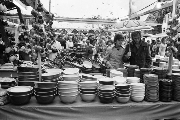 Besucher besuchen den traditionellen &quot;Haefelimart&quot; auf dem Petersplatz anlaesslcih der Basler Herbstmesse in Basel, aufgenommen am 28. Oktober 1974. (KEYSTONE/PHOTOPRESS-ARCHIV/Hans Gerber)