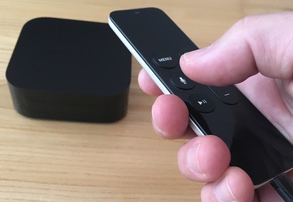 Man drückt als Schweizer Apple-TV-Nutzer auf das Mikrofon-Symbol, um eine Texteingabe zu starten.&nbsp;