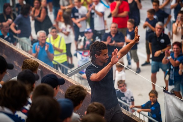 Samuel Guerra, Verteidiger des HC Ambri Piotta praesentiert sich am Sonntag, 29. Juli 2018 in der Valascia Eishalle in Ambri TI den Fans, welche zu mehreren tausend anwesend waren. (KEYSTONE/Ti-Press/ ...