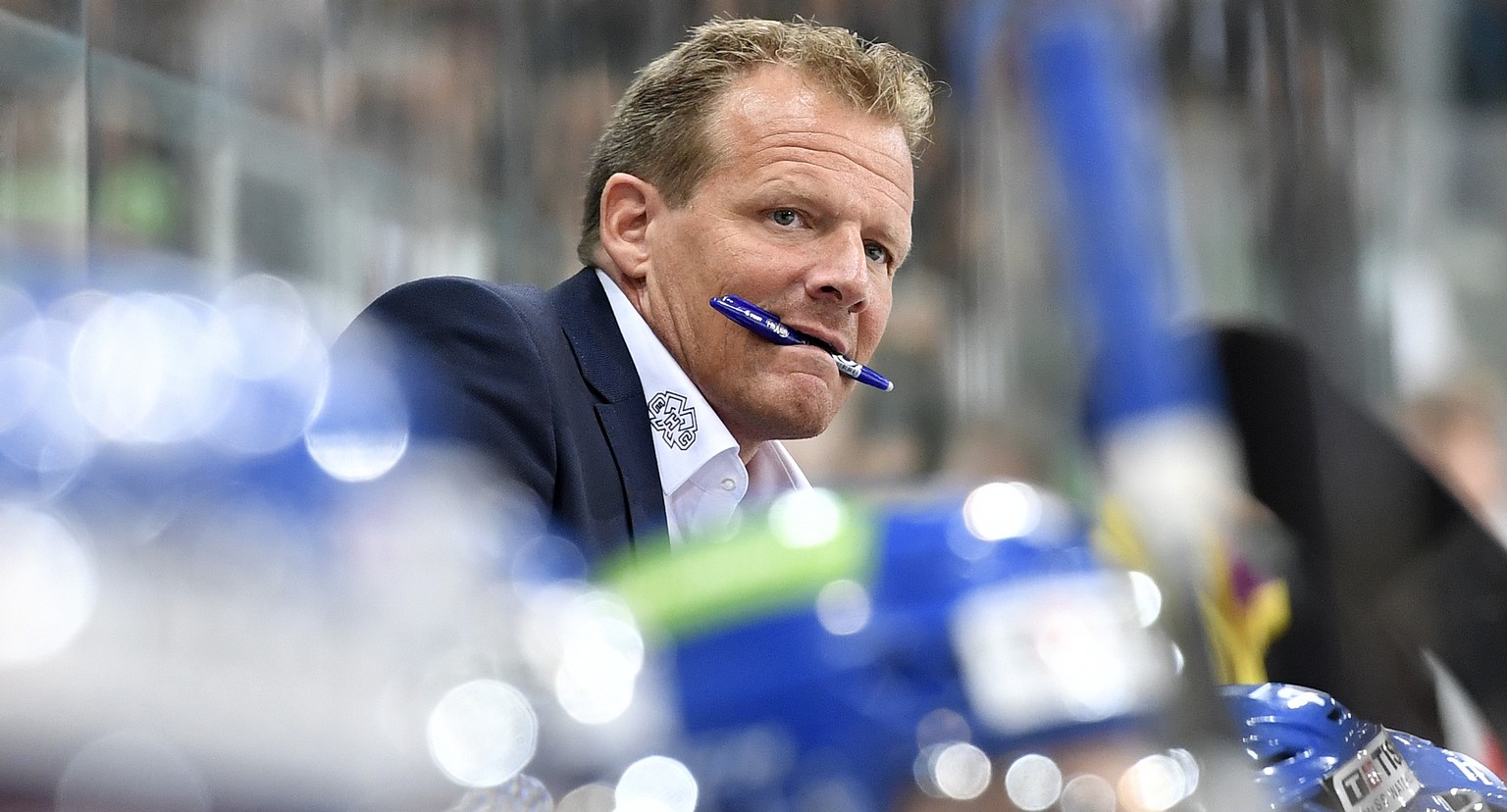 Biels Trainer Kevin Schlaepfer verfolgt das Geschehen im Eishockey National League A Spiel zwischen dem EHC Biel und Lausanne HC, am Freitag, 9. September 2016, in der Tissot Arena in Biel. (KEYSTONE/ ...