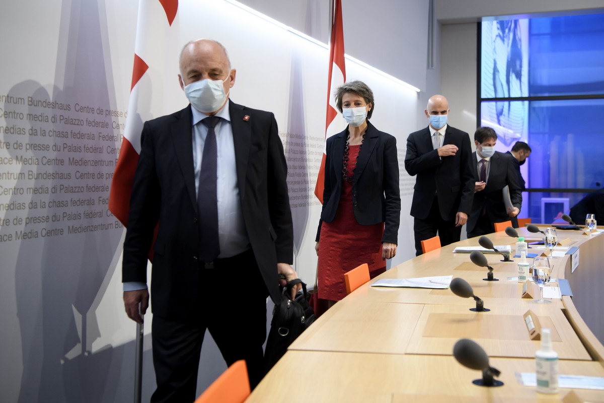 Bundesrat Ueli Maurer, Bundespraesidentin Simonetta Sommaruga, Bundesrat Alain Berset und Vizekanzler Andre Simonazzi, Bundesratssprecher, von links, kommen zu einer Medienkonferenz des Bundesrates zu ...