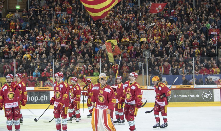 Fans und Spieler der SCL Tigers sind enttaeuscht nach dem Eishockeyspiel der Nationalleague A SCL Tigers gegen EHC Kloten aufgenommen am Samstag, 12. November 2016, in der Ilfishalle in Langnau. (KEYS ...