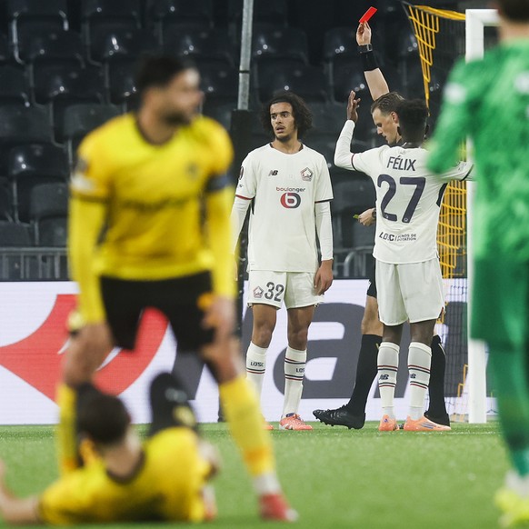 Referee Sander van der Eijk shows the red card to Ayyoub Bouaddi (LOSC), back left, during the Europa League match between Switzerland&#039;s BSC Young Boys and France&#039;s Lille OSC, at the Wankdor ...