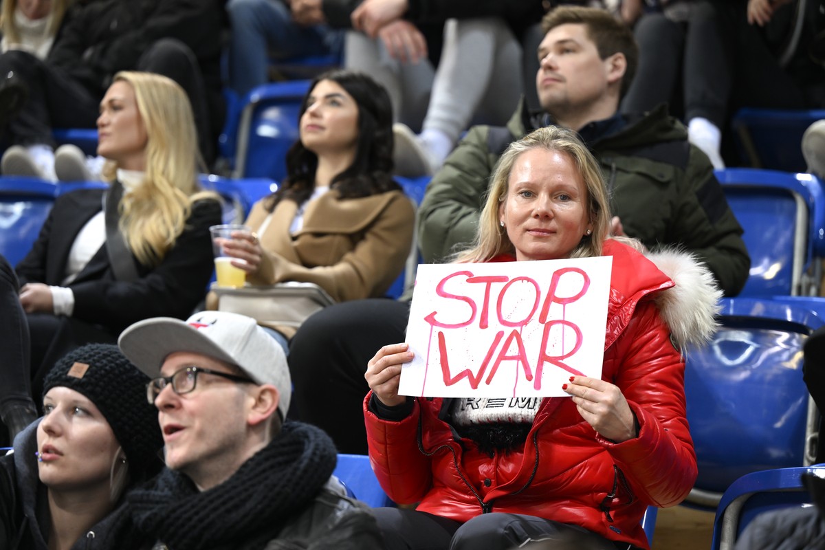 Eine Zuschauerin haelt ein Schild mit ?Stop War? in den Haenden, im Eishockey Qualifikationsspiel der National League zwischen dem HC Davos und dem HC Lugano, am Samstag, 26. Februar 2022, im Eisstadi ...