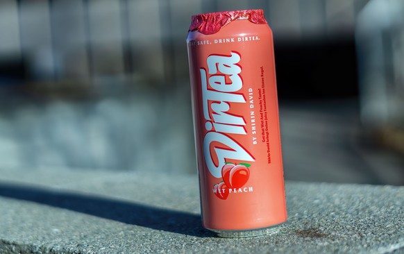 RECORD DATE NOT SHOWN Stuttgart, Germany, January 1, 2022: Kasteelplein This is a full can of the modern iced tea Dirtea by female rapper Shirin David.  *** Stuttgart, Germany, January 1, 2022 Schlo
