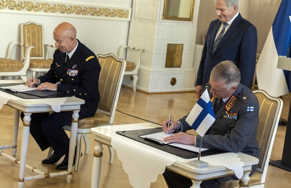 epa10686921 Finland&#039;s President Sauli Niinisto (C) looks on as Commander of the Finnish Defense Forces, General Timo Kivinen (R) and NATO&#039;s Supreme Allied Commander Transformation General Ph ...