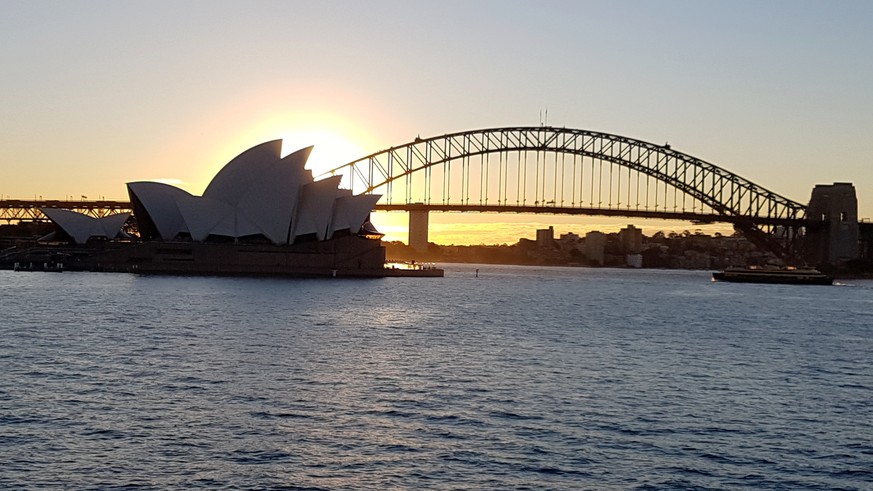 Hier fängt der Roadtrip an: Sydney. Das Opernhaus und die Harbour Bridge während eines Sonnenuntergangs. Hach ist das nicht schön.