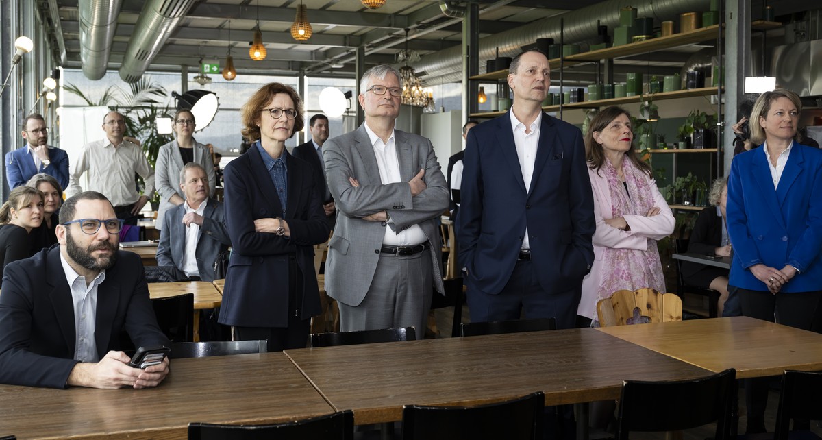 Philippe Miauton, Direktor der Chambre vaudoise du commerce et de l'industrie, Monika Ruehl, Vorsitzende der Geschaeftsleitung economiesuisse, Roland A. Mueller, Direktor SAV, und Vincent Simon,  ...