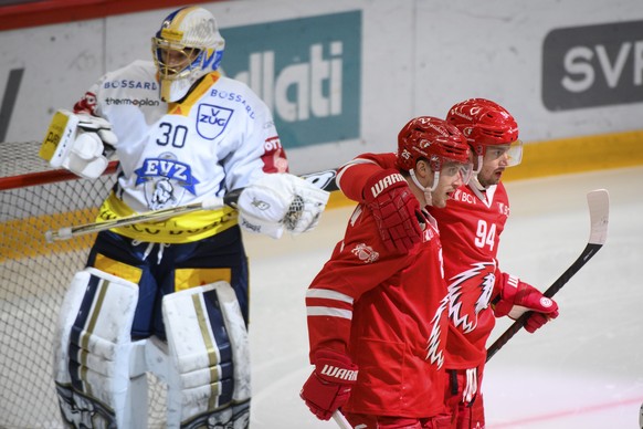 L&#039;attaquant lausannois Tim Bozon, droite, et l&#039;attaquant lausannois Cory Emmerton, gauche, celebrent le but du 1 a 1 devant le gardien zougois Leonardo Genoni, gauche, lors du match a huis c ...