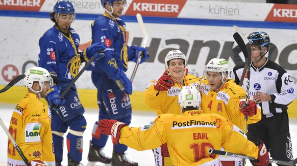 Langnaus Jason Fuchs, Dominik Egli (Torschuetze), Robbie Earl und Kevin Fey, vorne von links, jubeln nach dem Tor zum 1-3, hinten die enttaeuschten Davoser Andres Ambuehl und Shane Prince, waehrend de ...