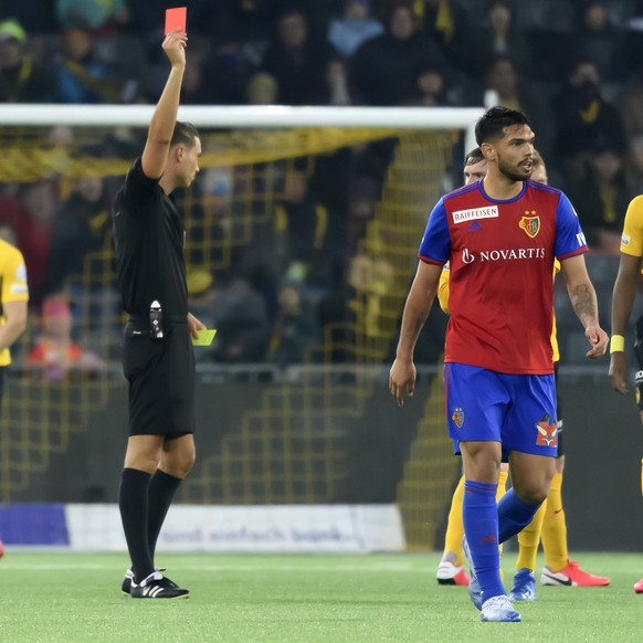 Basels Omar Alderete, Mitte-rechts, erhaelt eine rote Karte, im Fussball Meisterschaftsspiel der Super League zwischen dem BSC Young Boys und dem FC Basel, im Stade de Suisse in Bern, am Sonntag, 26.  ...