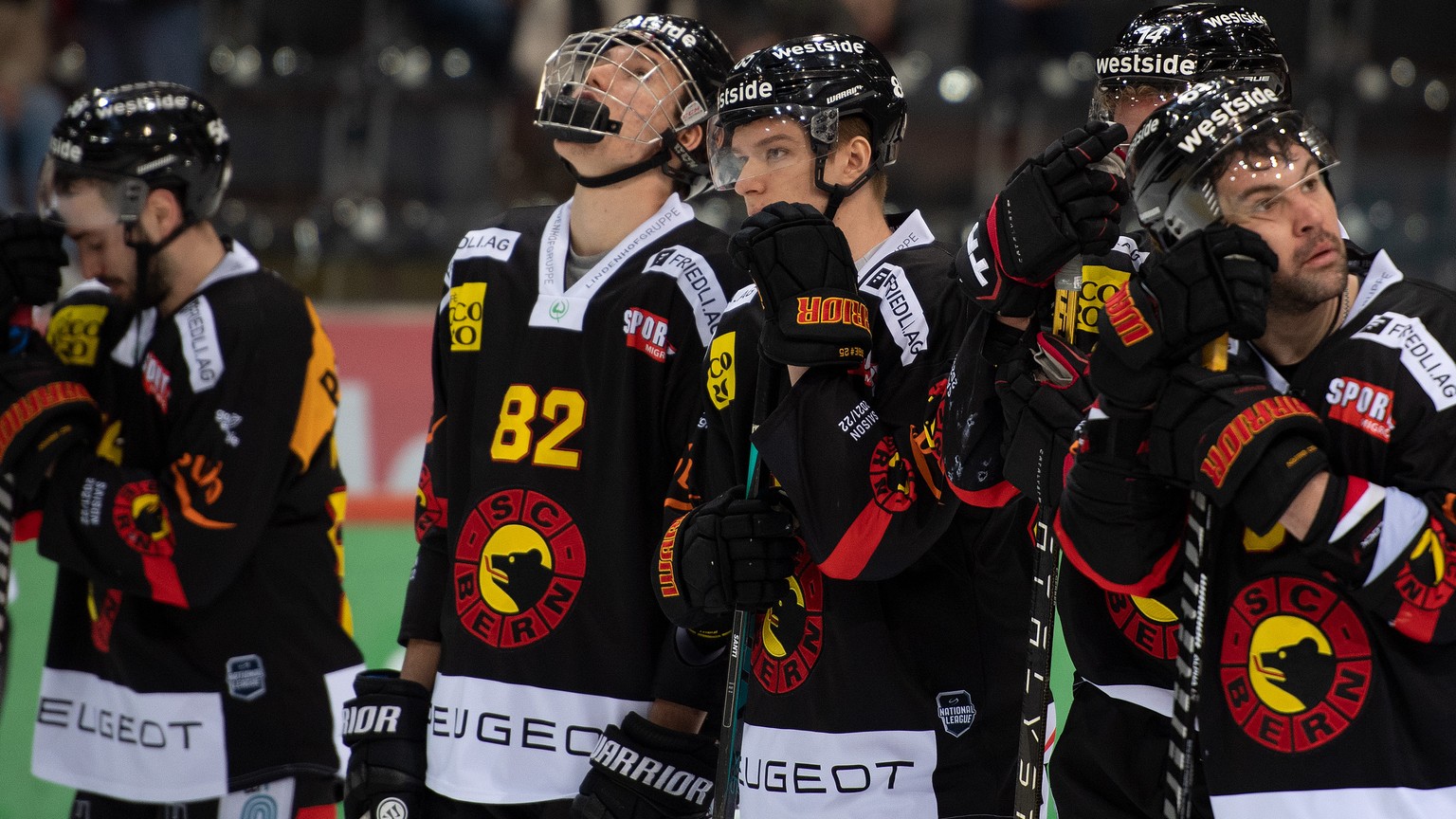 Enttaeuschte Berner nach dem Eishockey Qualifikationsspiel der National League zwischen dem SC Bern und Lausanne HC, am Montag, 14. Maerz 2022, in der PostFinance Arena in Bern. (KEYSTONE/Daniel Teusc ...