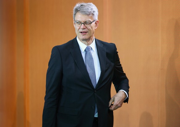 epa12182778 German Transport Minister Patrick Schnieder attends a weekly cabinet meeting of the German government at the Chancellery in Berlin, Germany, 18 June 2025. EPA/HANNIBAL HANSCHKE