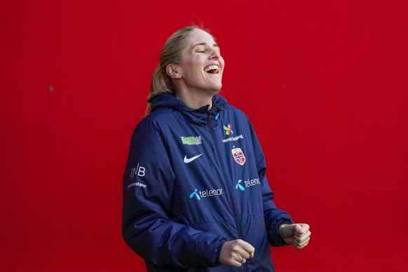epa12004747 Norway&#039;s national team manager Gemma Grainger participates in a training session of the national team in Oslo, Norway, 02 April 2025. Norway face Iceland and France in upcoming UEFA W ...