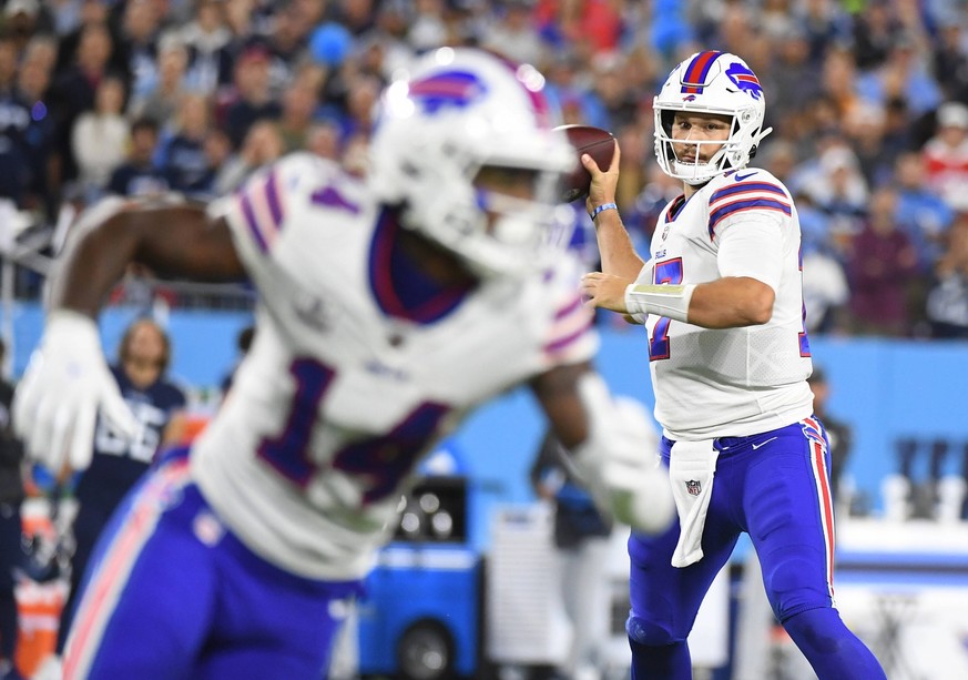 NFL, American Football Herren, USA Buffalo Bills at Tennessee Titans, Oct 18, 2021 Nashville, Tennessee, USA Buffalo Bills quarterback Josh Allen 17 completes a pass to Buffalo Bills wide receiver Ste ...