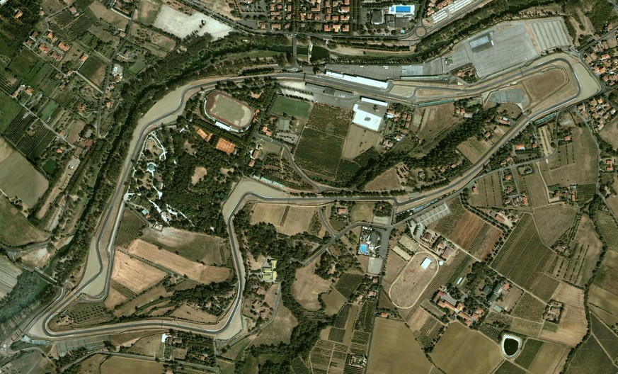 Die Tamburello-Kurve (oben links) wurde mit dem Einbau einer Schikane und einer Auslaufzone entschärft.