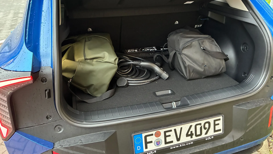 Klassenüblich: Kofferraum mit verstellbarem Ladeboden, aber hoher äusserer Ladekante.