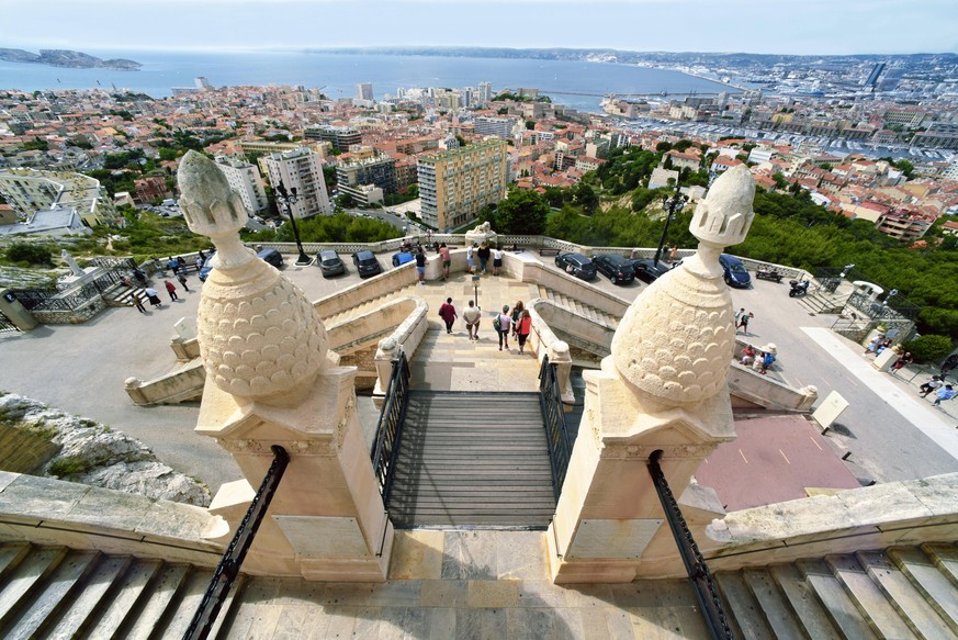 Blick von der Wallfahrtskirche Notre Dame de la Garde auf Stadt und Hafen, Frankreich, Bouches du Rhone, Marseille view from the pilgrimage church Notre Dame de la Garde onto town and harbour, France, ...